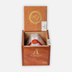 سيجار إيه جيه فيرنانديز لاست كول في صندوق خشبي أنيق.