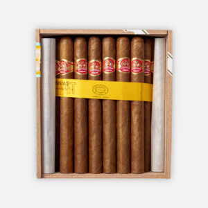 سيجار بارتاجاس في صندوق خشبي مع شريط أصفر.