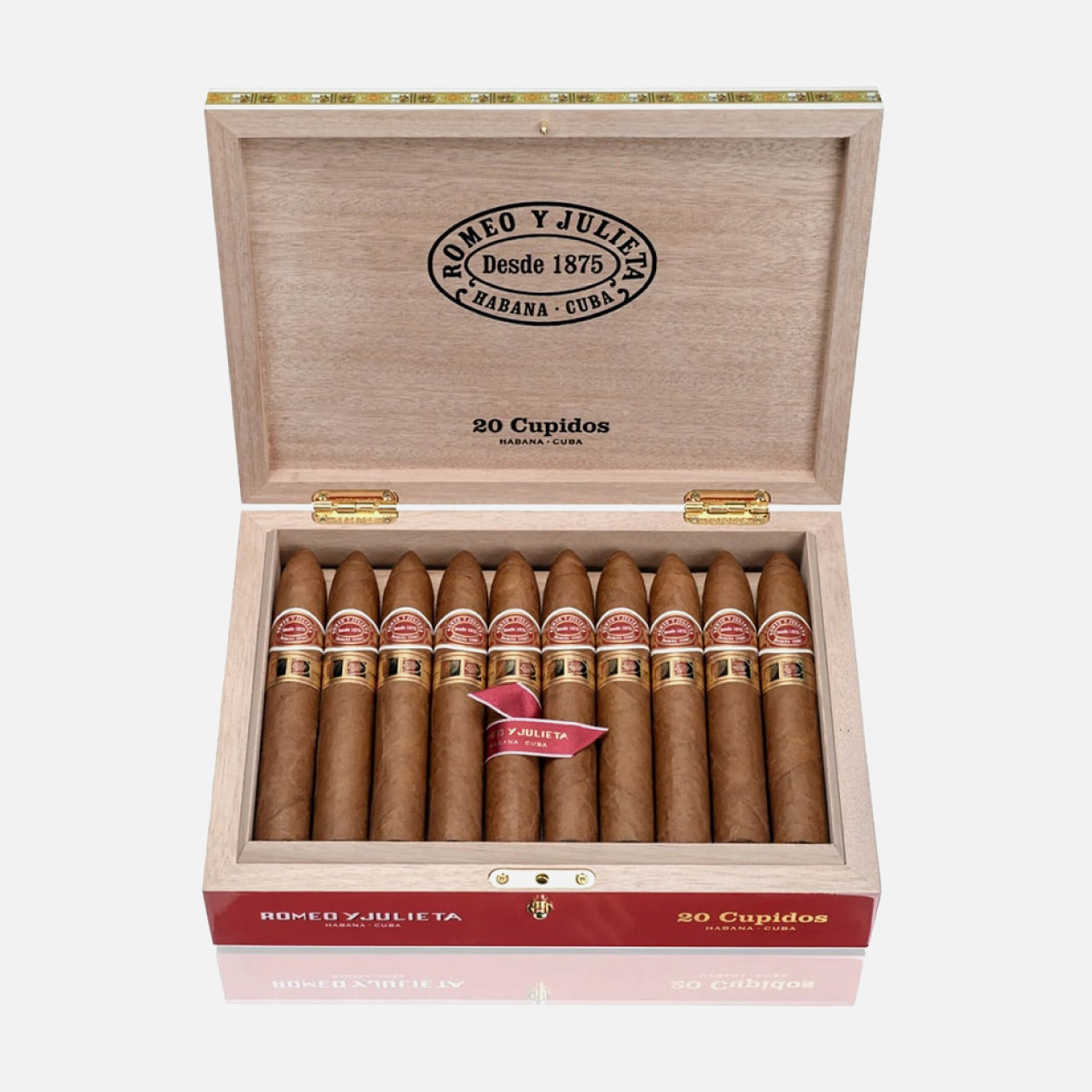 سيجار روميو وجولييت في صندوق خشبي أنيق.