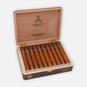 سيجار مونتيكريستو مالتيس في صندوق خشبي أنيق.