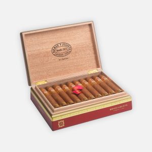 سيجار روميو وجولييت الكوبي الفاخر في صندوق خشبي أحمر أنيق.