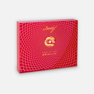 علبة سيجار دافيدوف عام التنين إصدار محدود، بتصميم أحمر وذهبي.