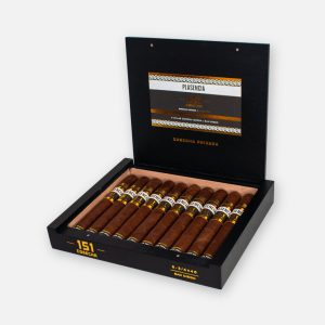 سيجار بلاسينسيا 151 كوسيتشا في علبة تغليف سوداء أنيقة.