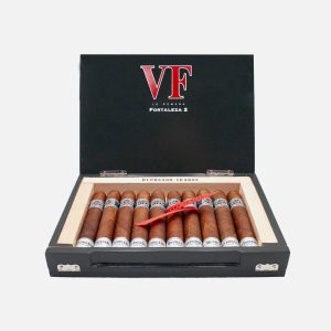 فيجافينا فورتاليزا 2، سيجار فاخر معتق في علبة سوداء أنيقة.
