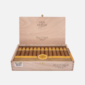 سيجار كيه دورساي رقم 52 في علبة خشبية أنيقة.